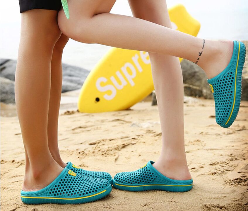 Aby zapobiec infekcji grzybiczej, podczas chodzenia po plaży należy nosić kapcie. 